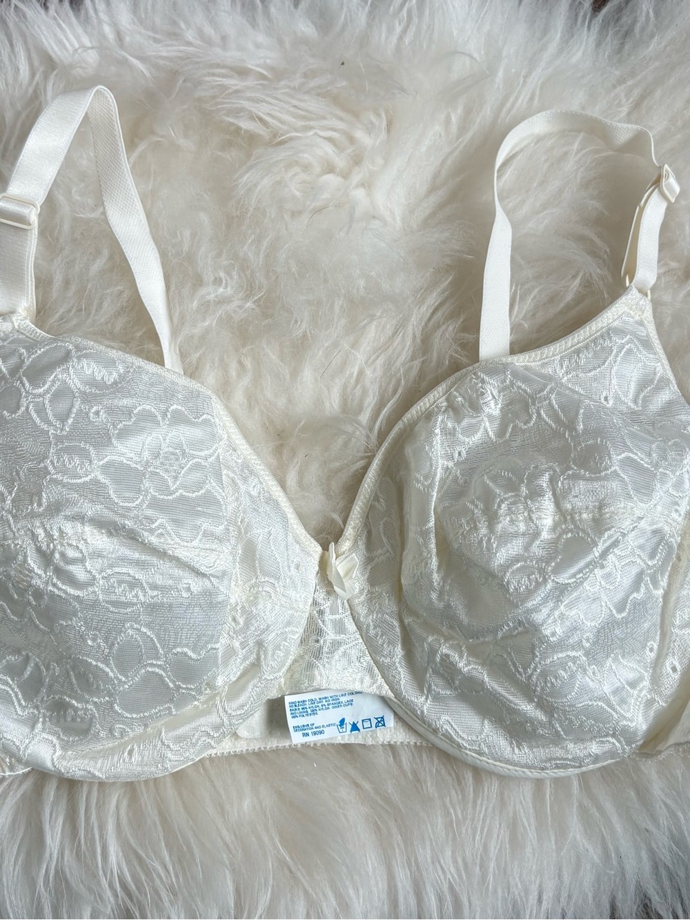 Olga Ivory Lace Underwire Bra style number 33380